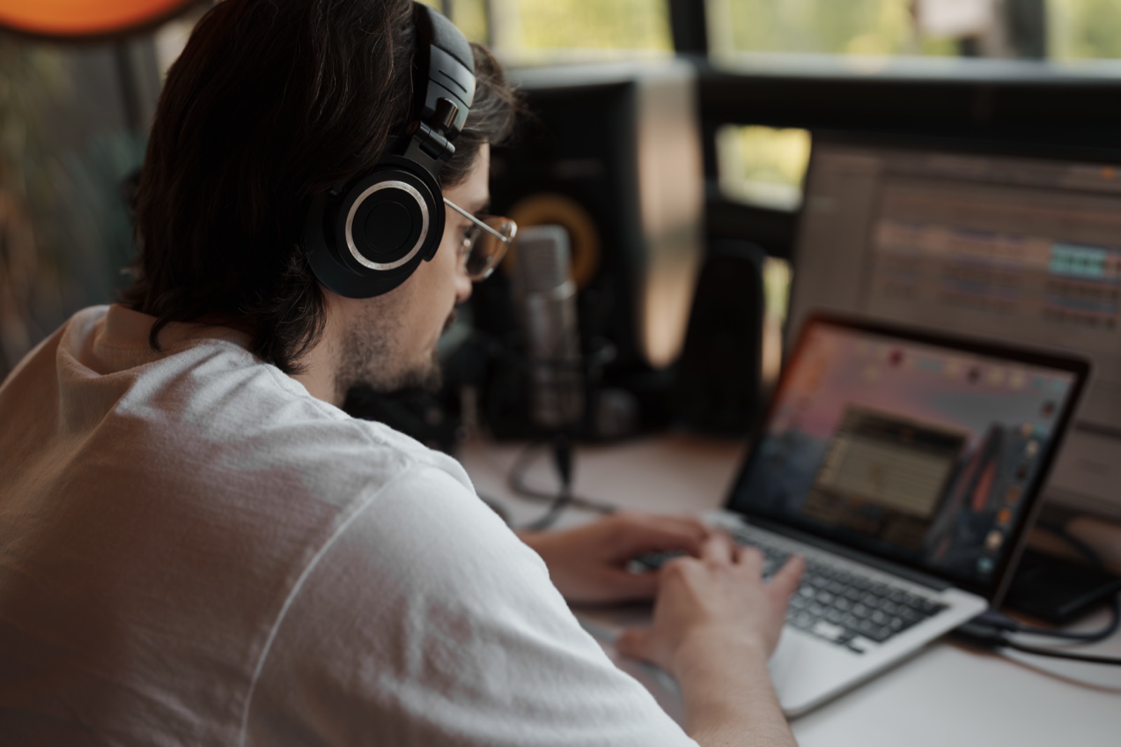 Créateur qui compose sa musique au casque sur son ordinateur