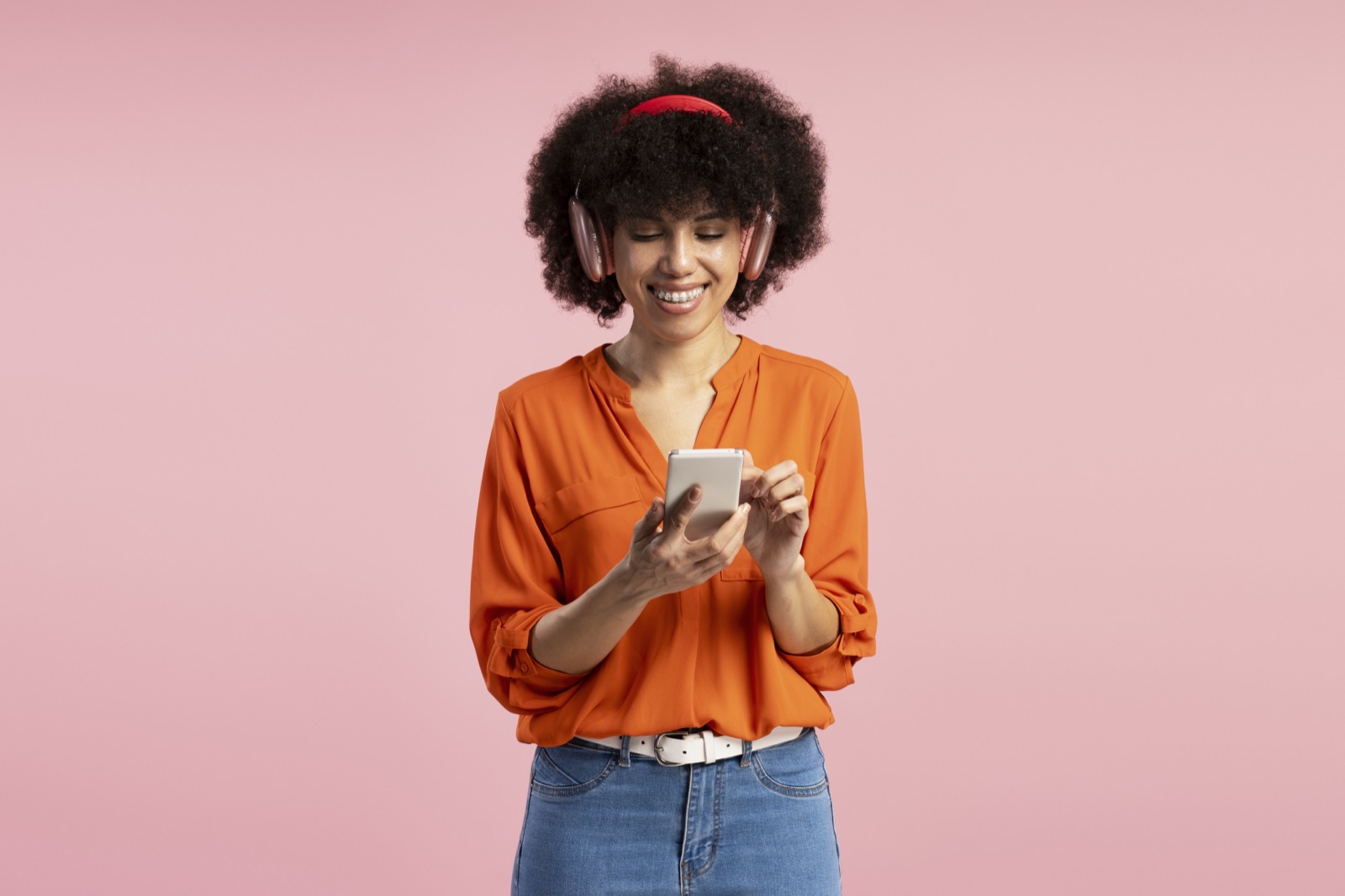 Personne au casque qui écoute de la musique sur son téléphone