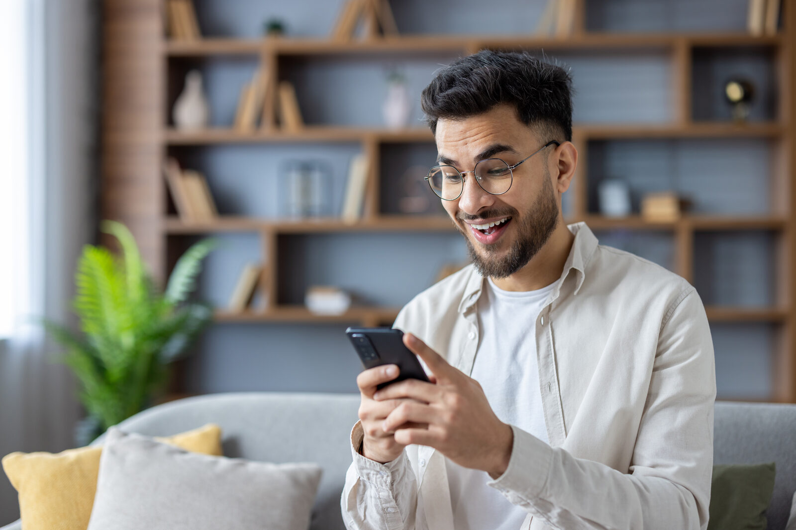 Jeune créateur qui suit la croissance de son audience sur son téléphone