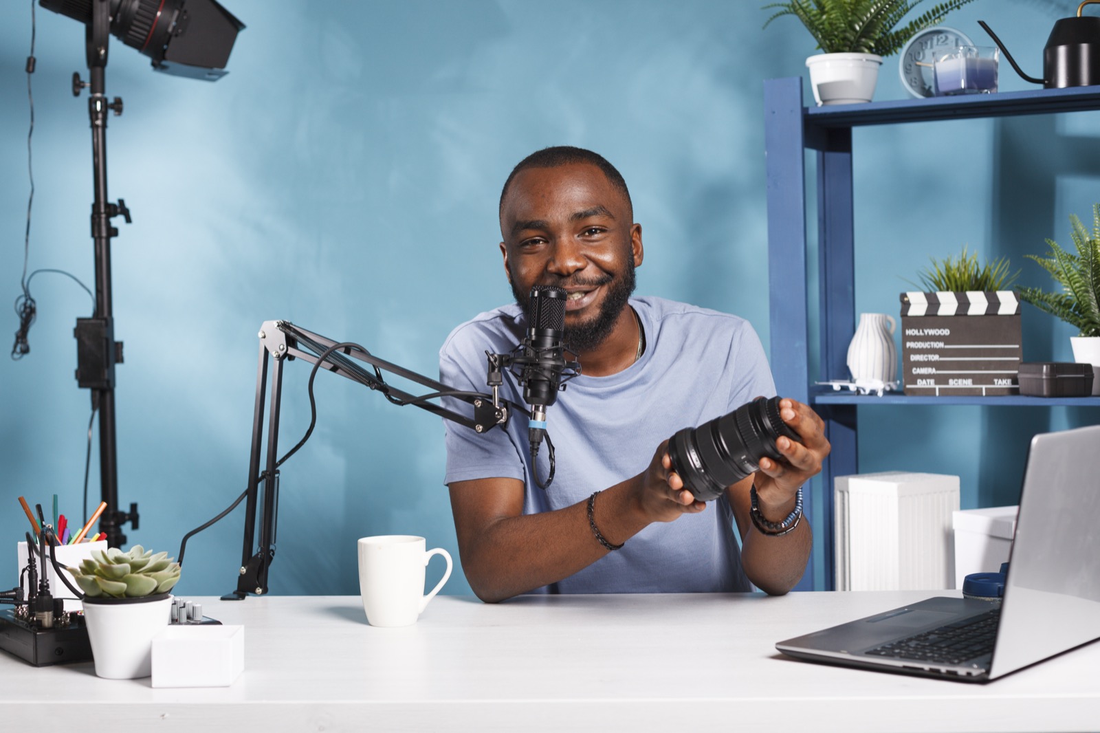Créateur en plein live sur son setup de streaming