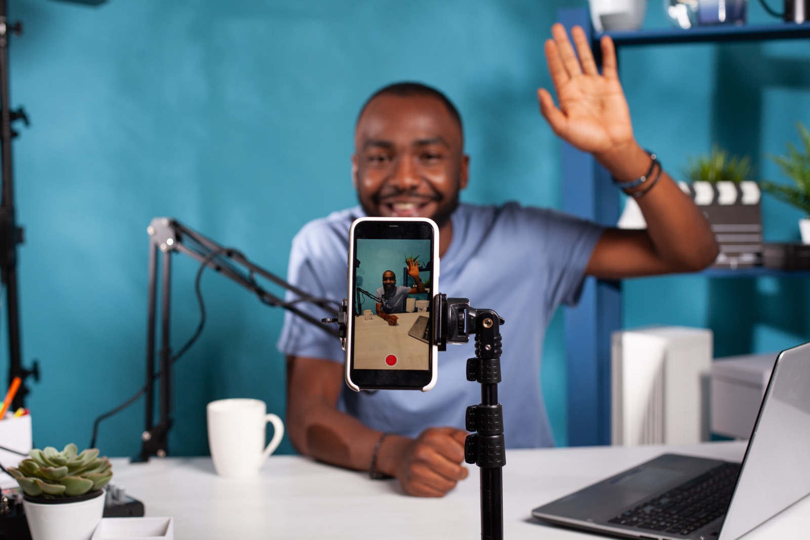 Créatrice qui filme une vidéo face caméra