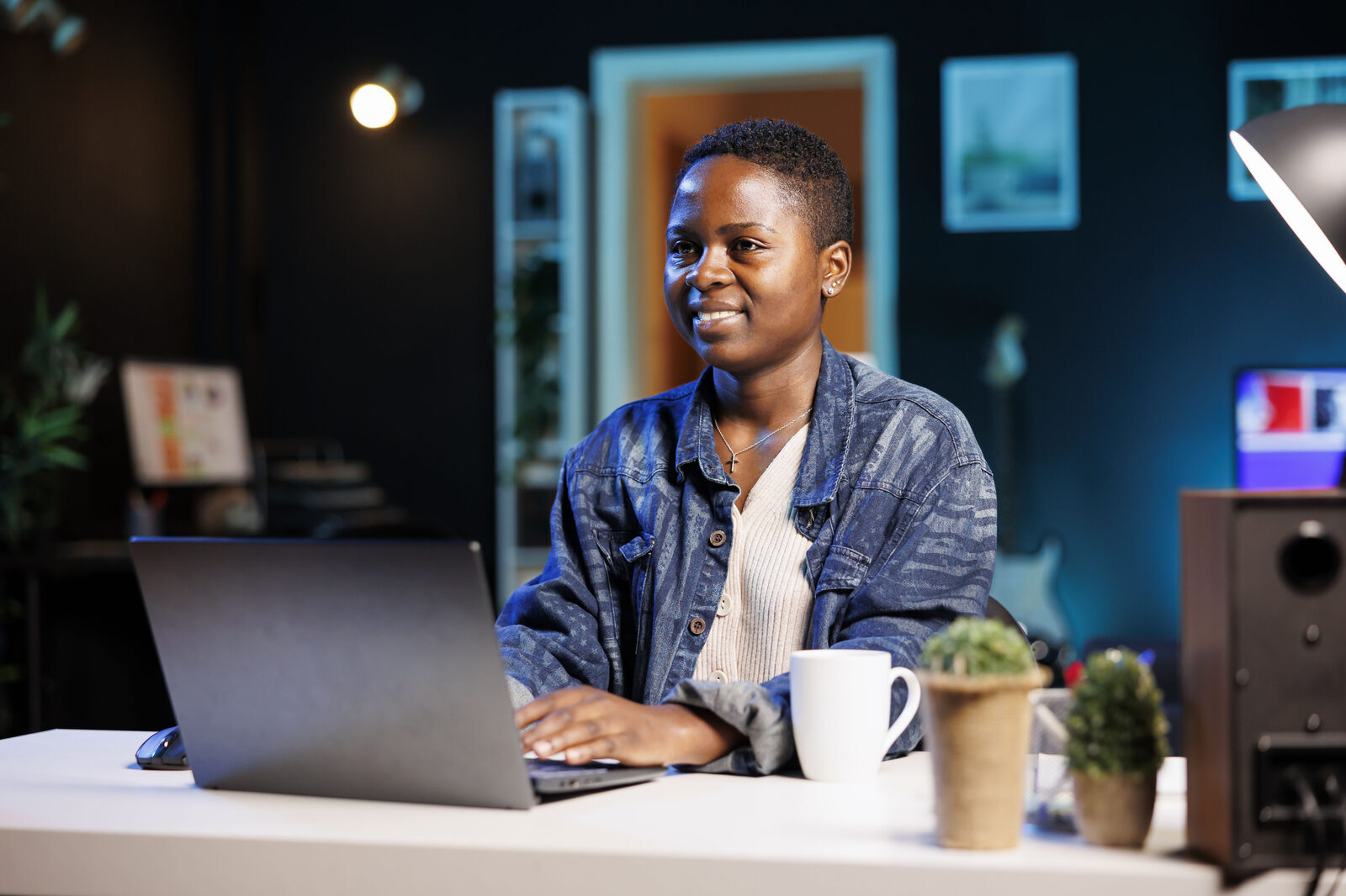 Créatrice qui prépare et vend son produit digital sur son ordinateur