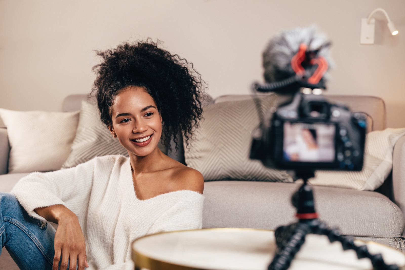 Créatrice qui filme une vidéo face caméra