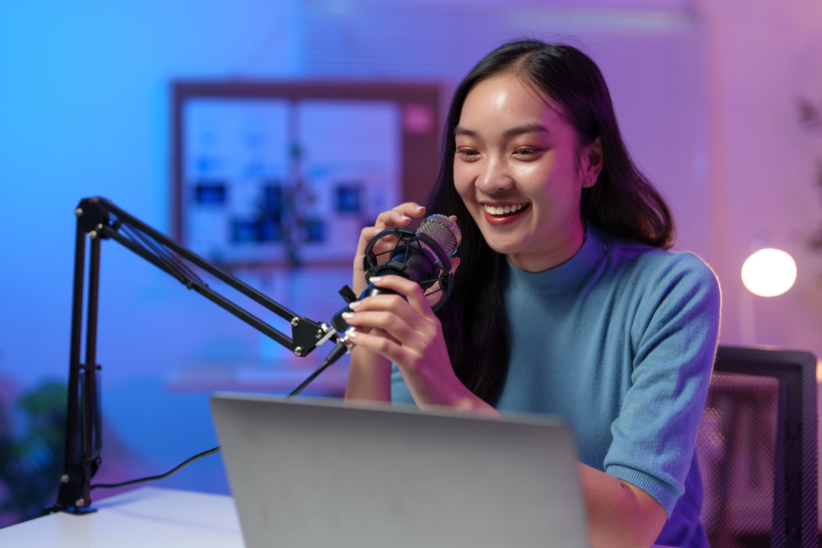 Créatrice en TikTok Live studio, micro et ordinateur