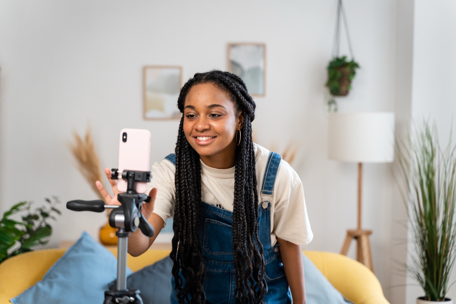 Créatrice qui règle son téléphone sur un trépied avant de filmer