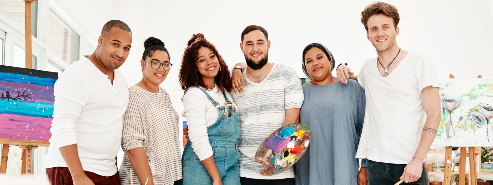 Des créateurs accompagnés par Kreative Monster, réunis en studio