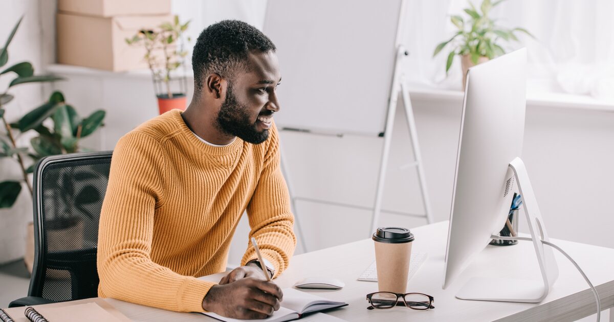 Créateur au bureau devant son écran, en train de cadrer un projet de site