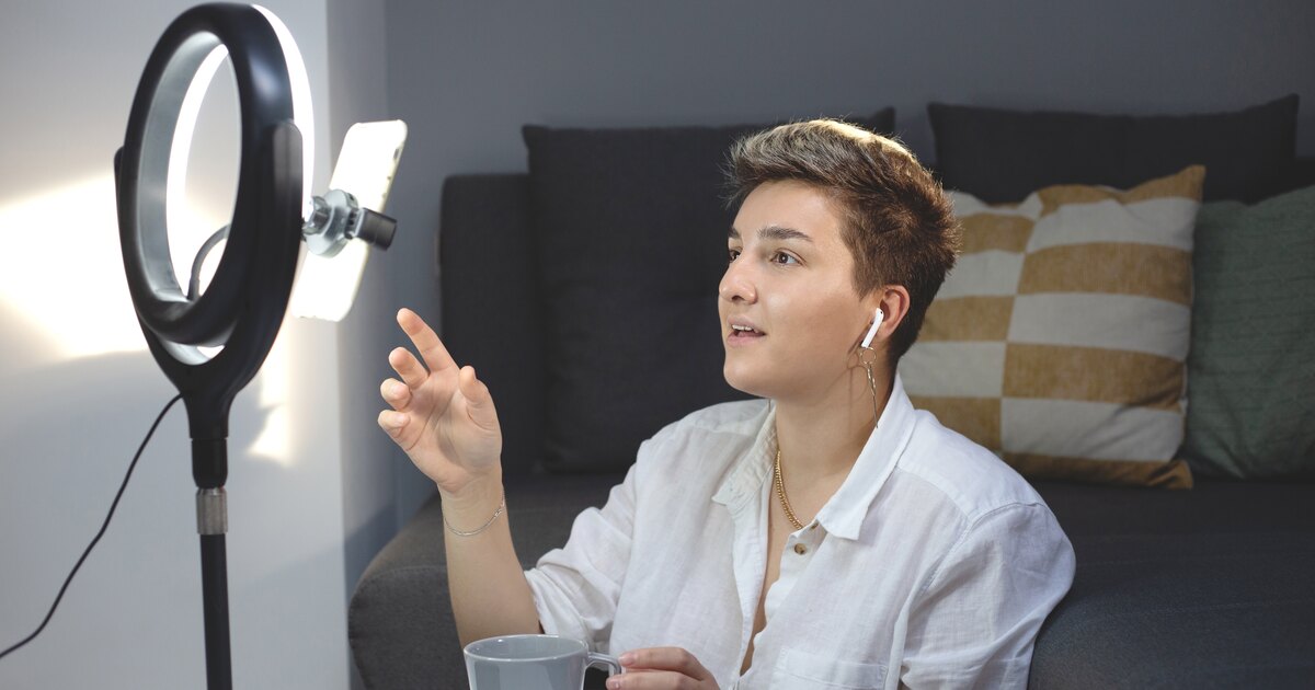 Créatrice en train de streamer une vidéo à la maison avec un ring light