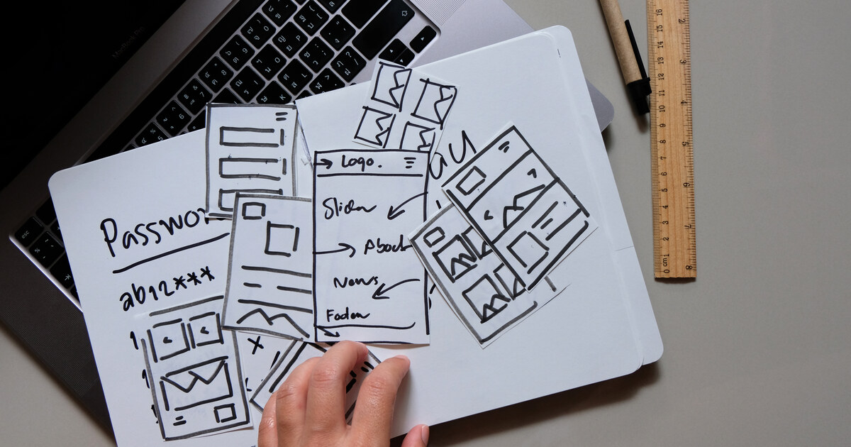 Maquettes de pages web dessinées à la main sur un carnet, début d un projet de site