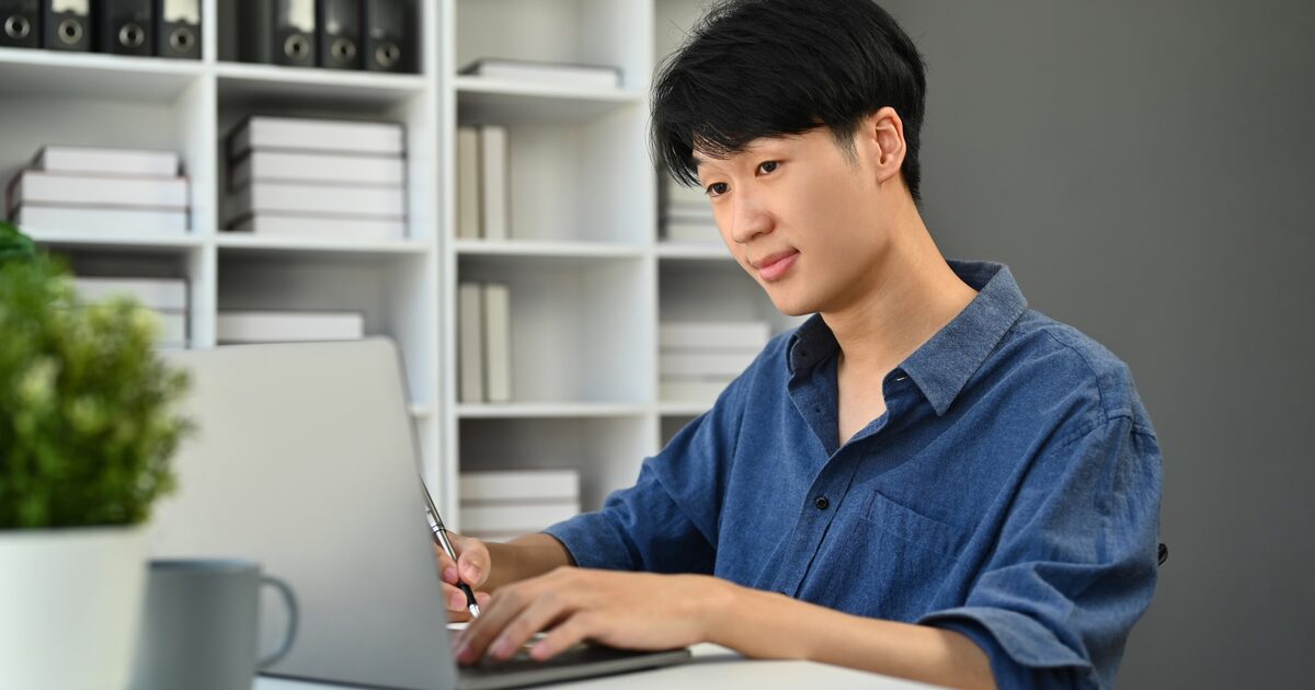 Créateur qui gère les accès de son site depuis son ordinateur portable