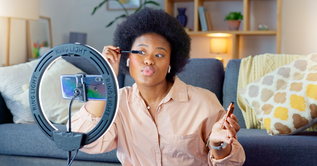 Créatrice en direct devant un ring light, filmant avec son téléphone