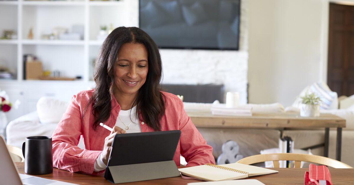 Créatrice qui prépare son média kit sur sa tablette