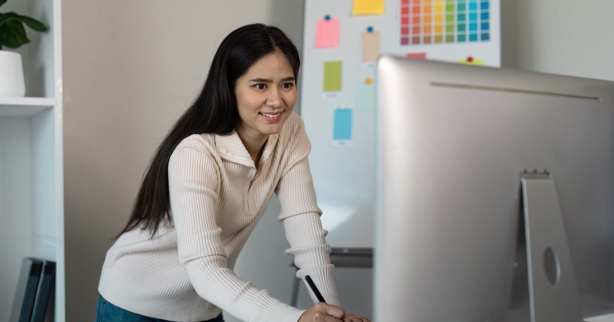 Graphiste qui compare deux versions d'un site sur son écran