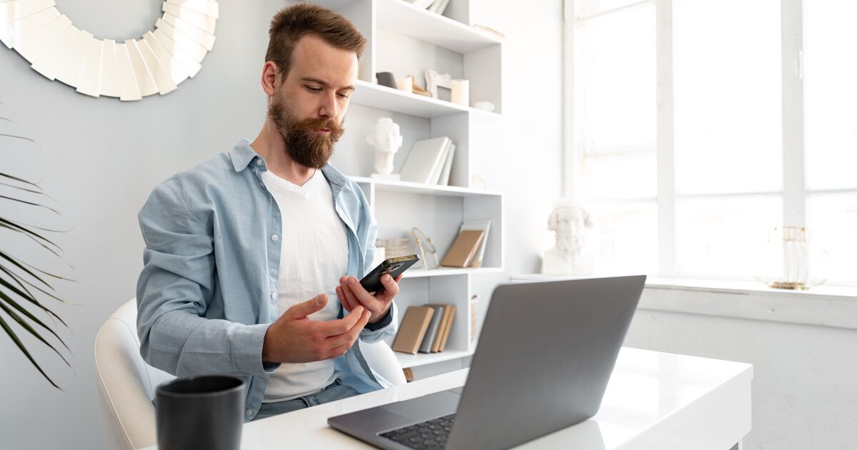 Créateur qui répond au message d'une marque depuis son téléphone