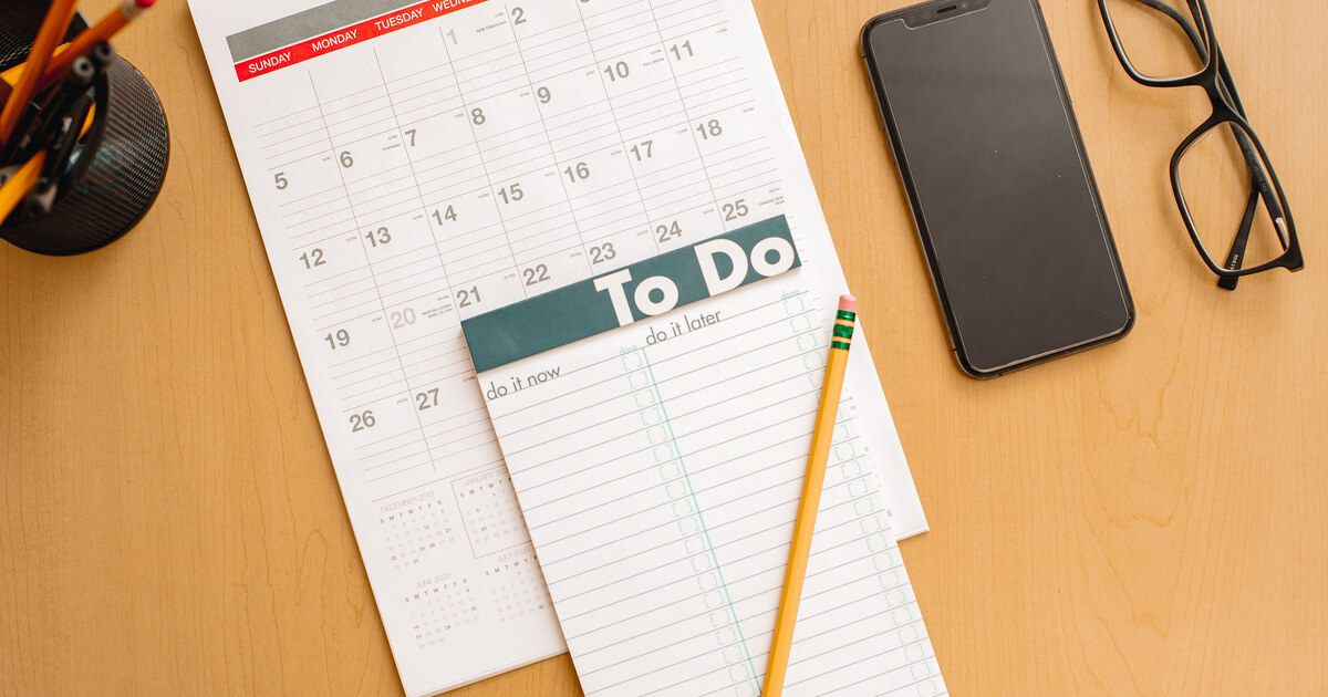 Calendrier et liste de tâches sur un bureau, pour planifier une routine de publication régulière