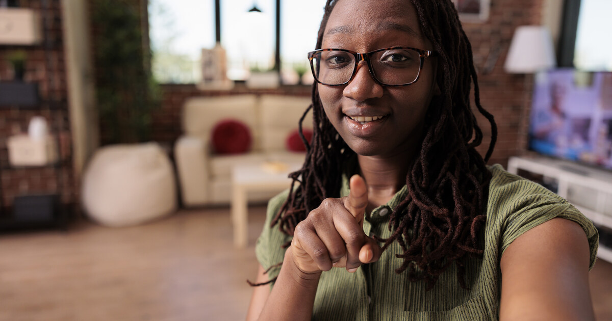 Créatrice qui regarde l objectif et pointe la caméra pour capter l attention dès la première seconde