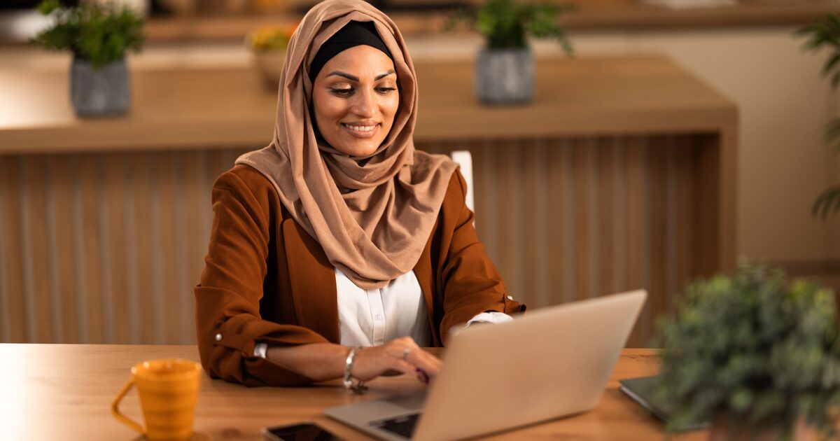 Indépendante qui prépare son offre depuis son bureau, sans passer par un appel