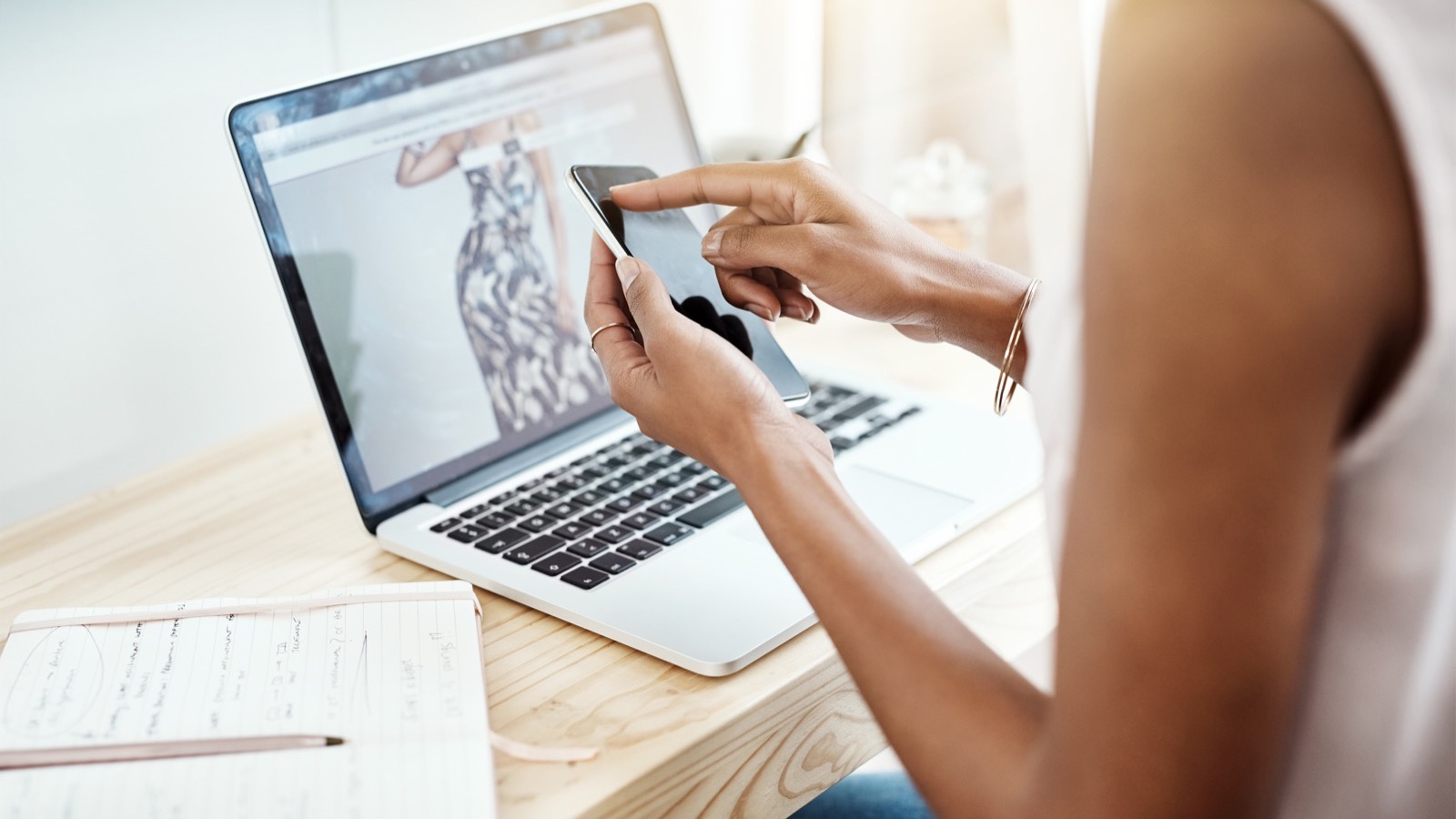 Site web ouvert sur un ordinateur portable et vérifié sur téléphone, à un bureau en lumière du jour