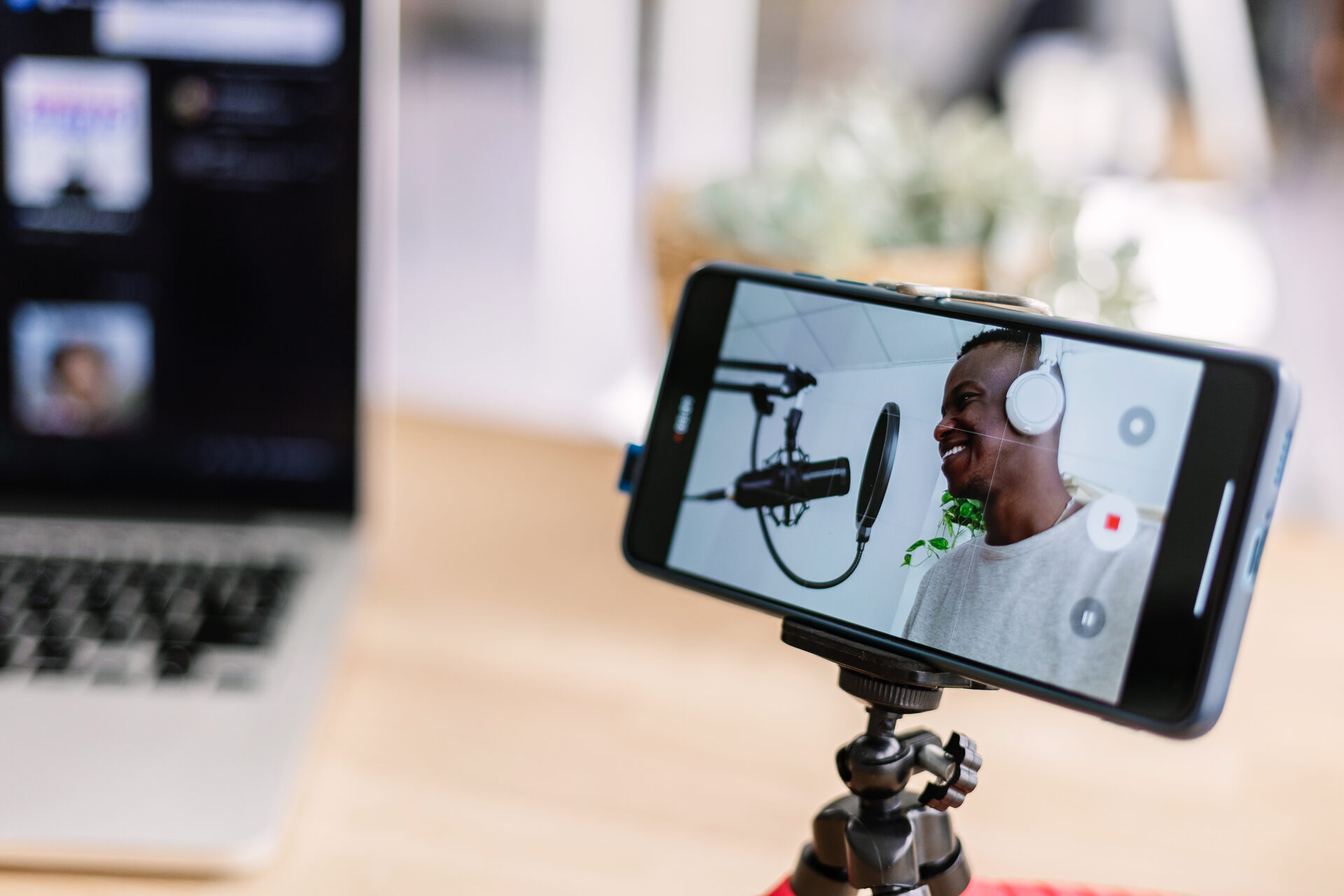 Créateur qui tourne une vidéo avec son téléphone et son micro