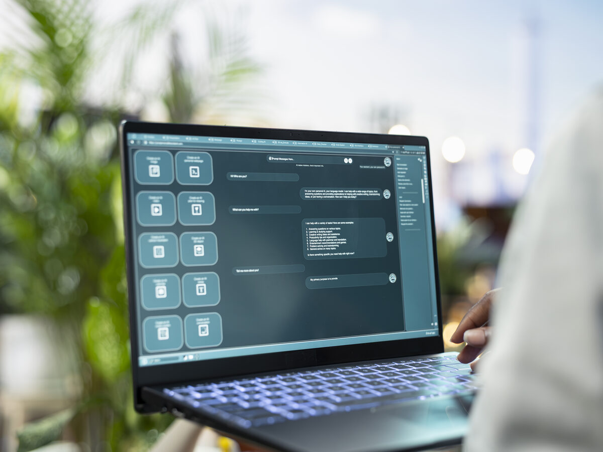 Ordinateur portable avec une interface d'assistant IA à l'écran