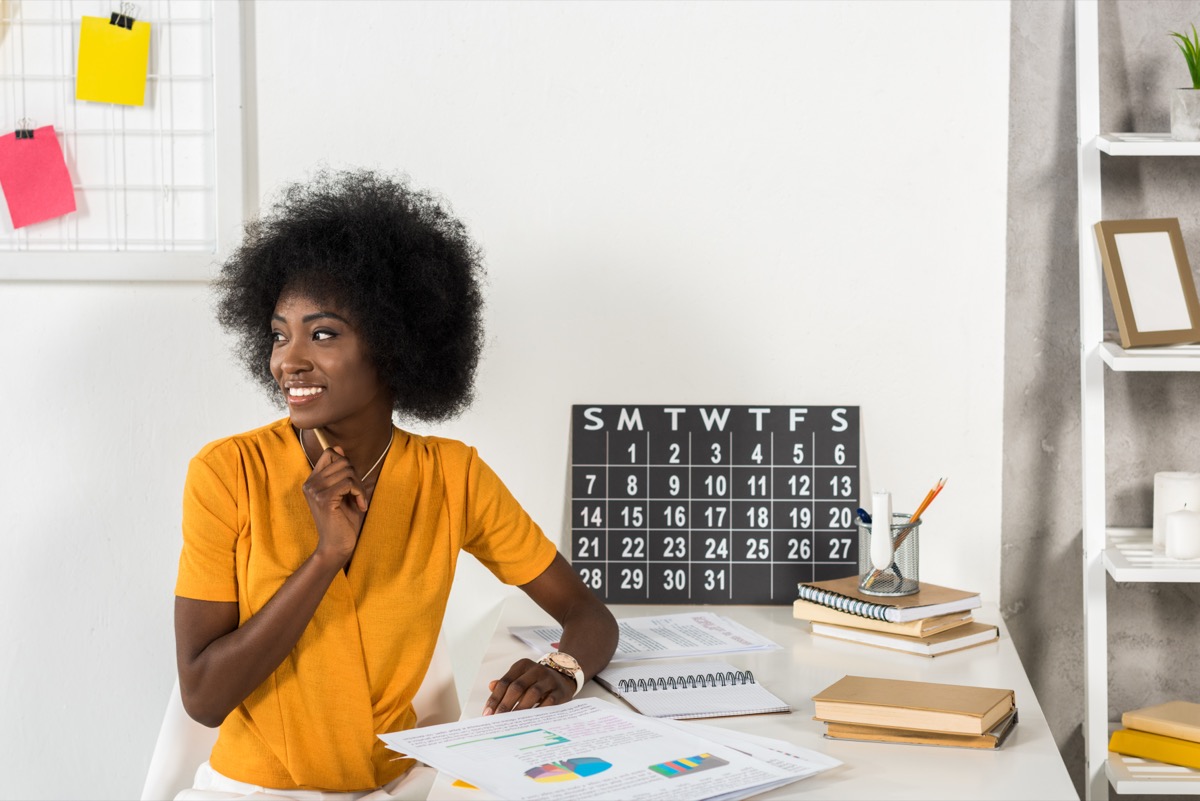 Créatrice qui organise son calendrier de contenu