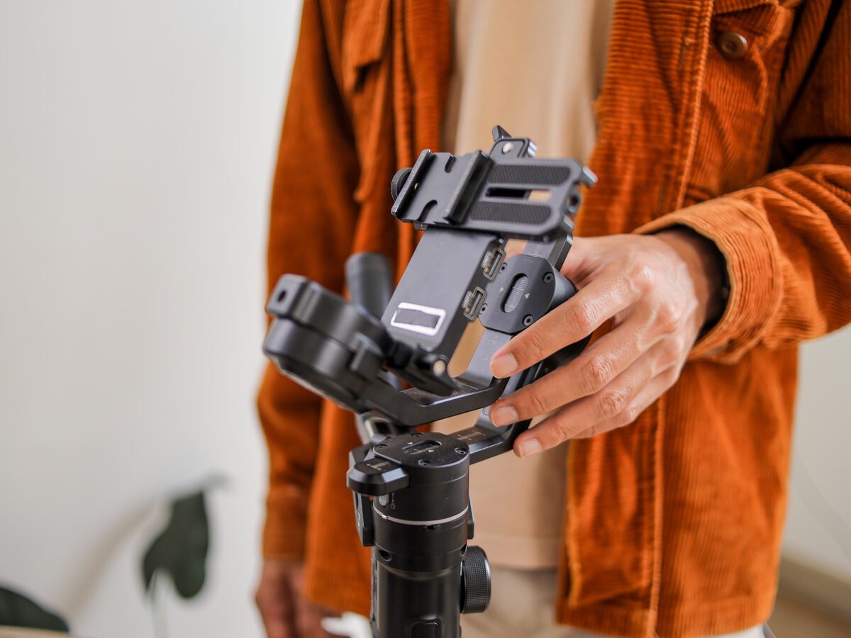 Mains qui ajustent un stabilisateur de caméra professionnel