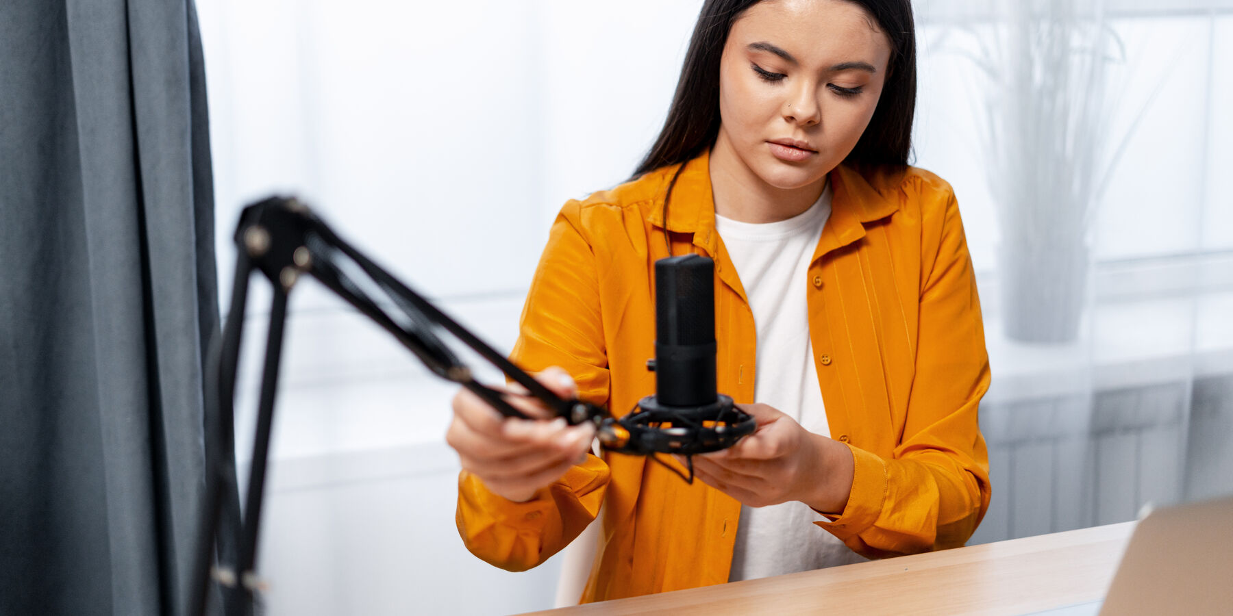 Créatrice qui installe son micro avant un direct
