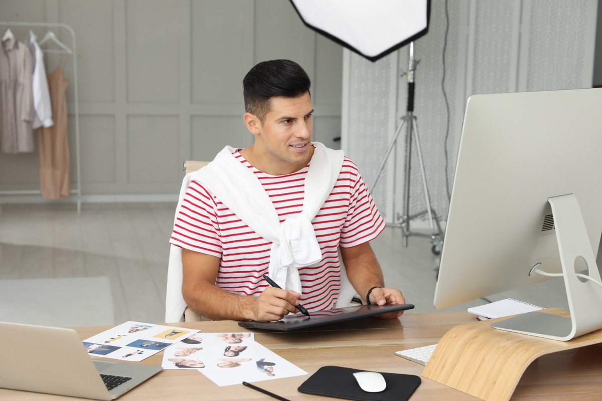 Photographe qui retouche ses photos sur son écran