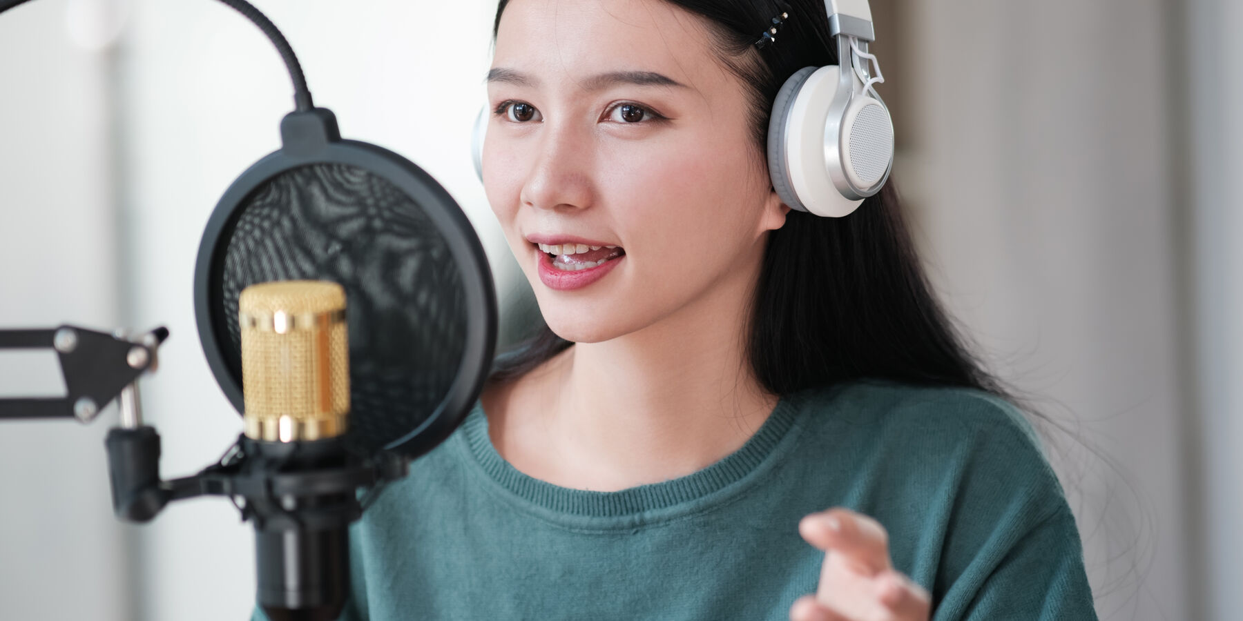 Créatrice qui enregistre un podcast avec micro et casque