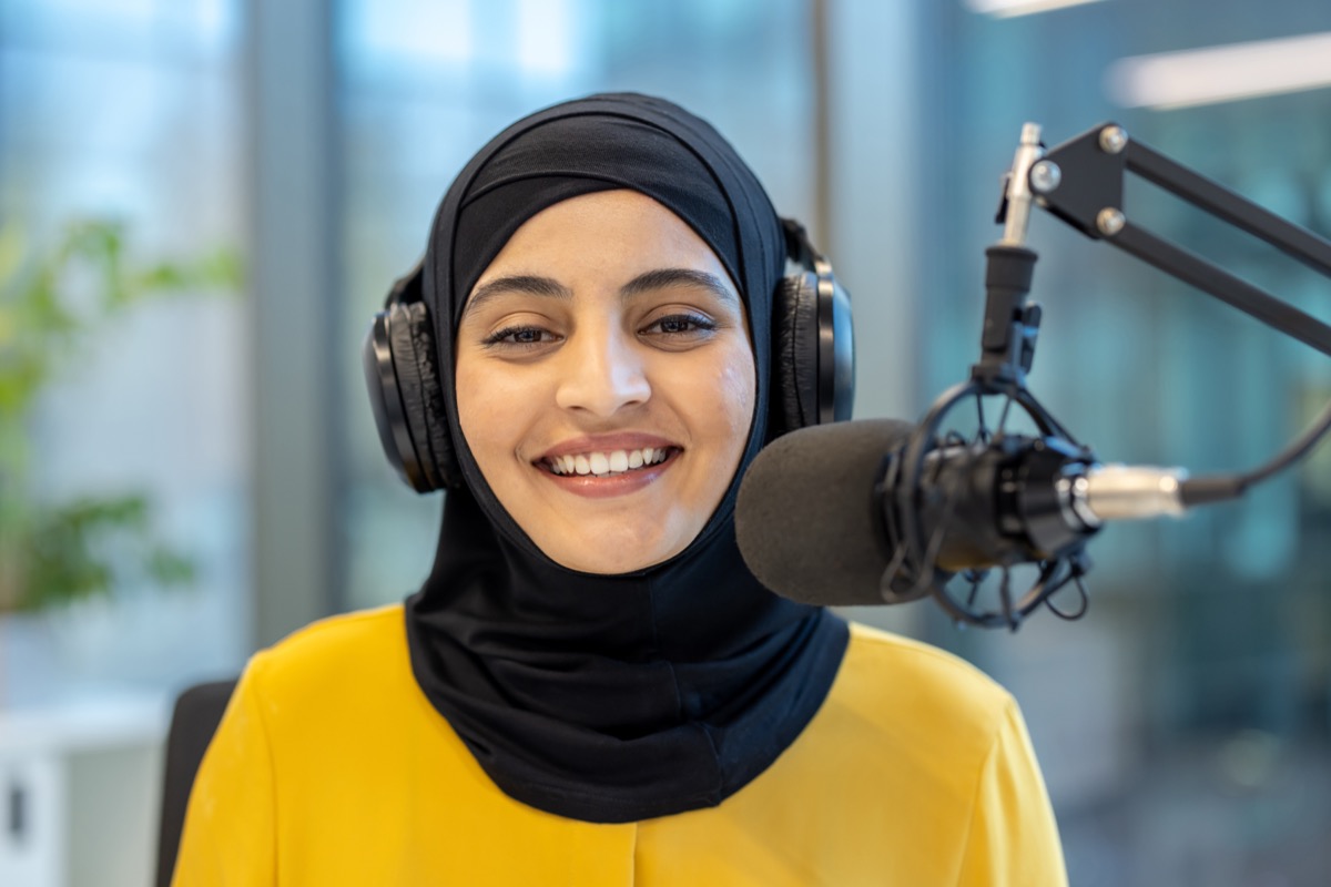 Créatrice qui enregistre son podcast au micro