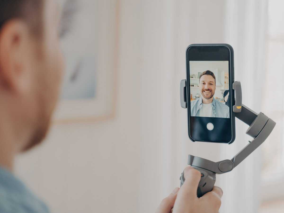 Téléphone sur stabilisateur qui filme une vidéo verticale