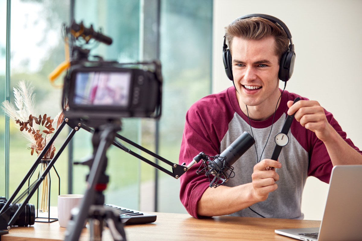 Créateur qui prépare son épisode YouTube