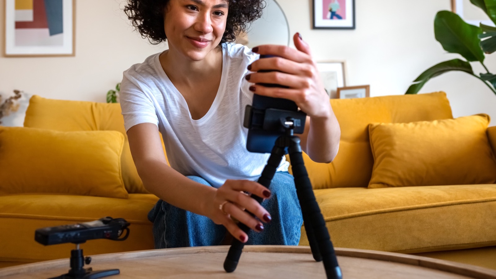 Créatrice qui installe son téléphone sur trépied avant de lancer son live