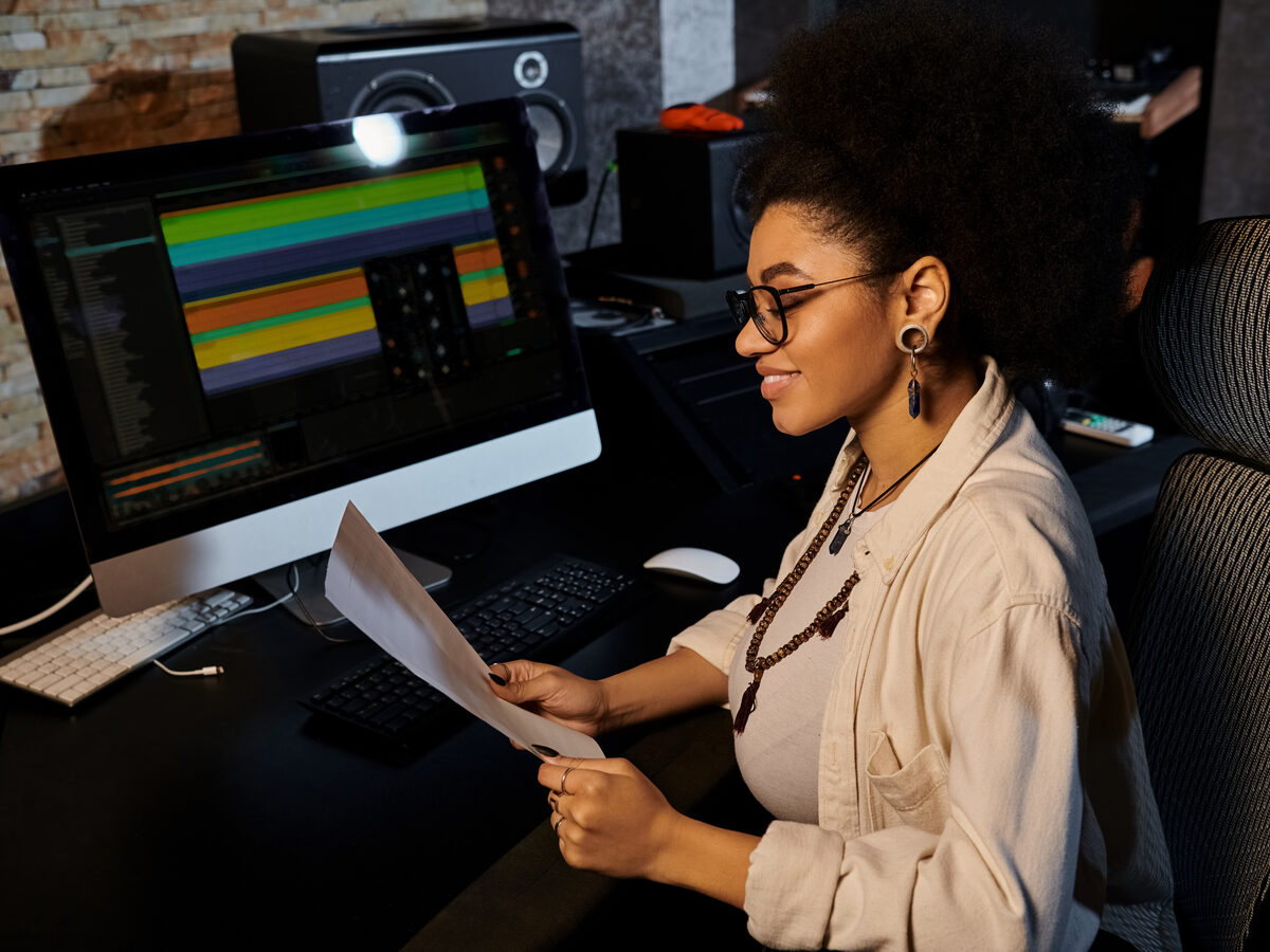 Artiste au travail sur son morceau, dans son studio