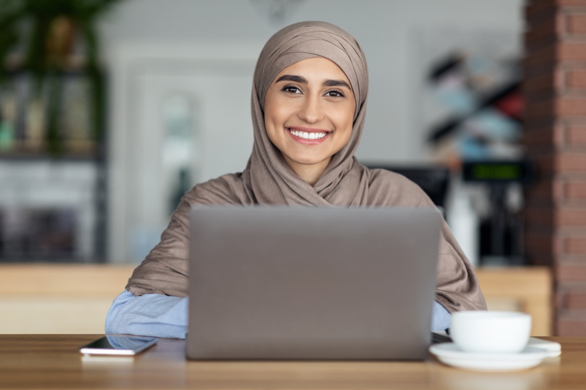 Créatrice en session stratégie sur son ordinateur