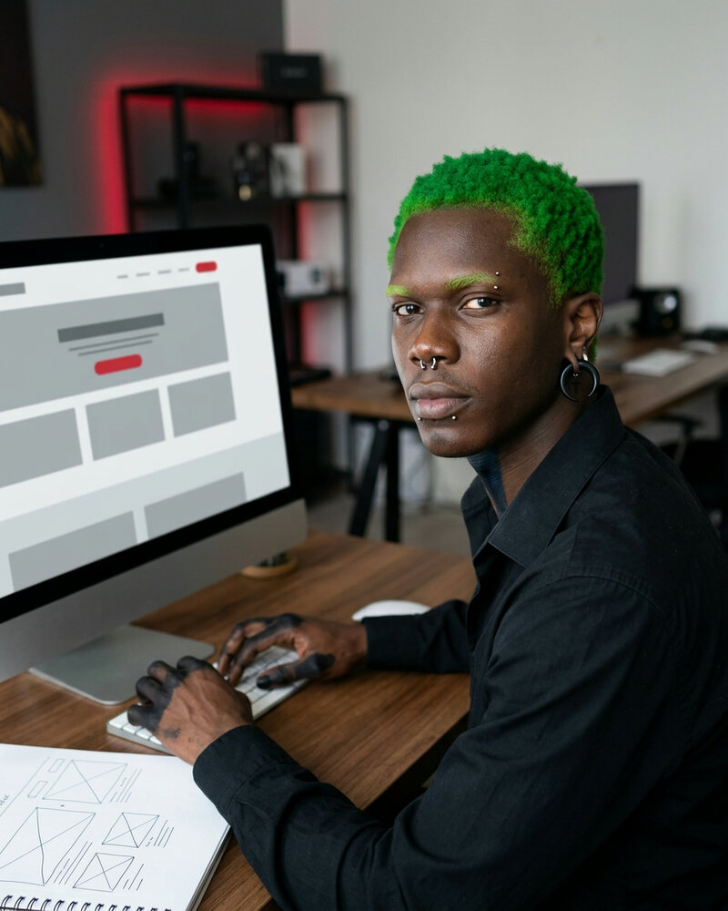 Steeve Aukingso, fondateur de Kreative Monster, à son poste de web design