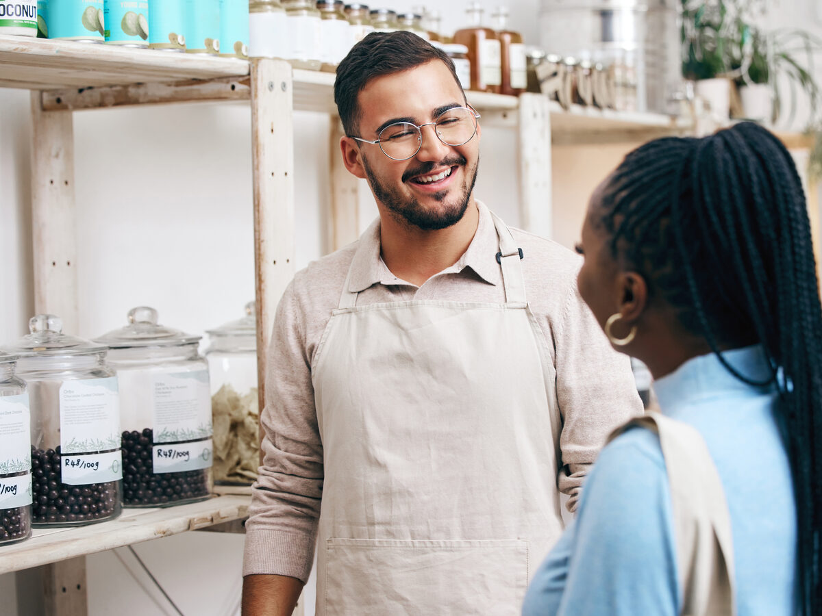 Commerçant qui conseille une cliente dans sa boutique