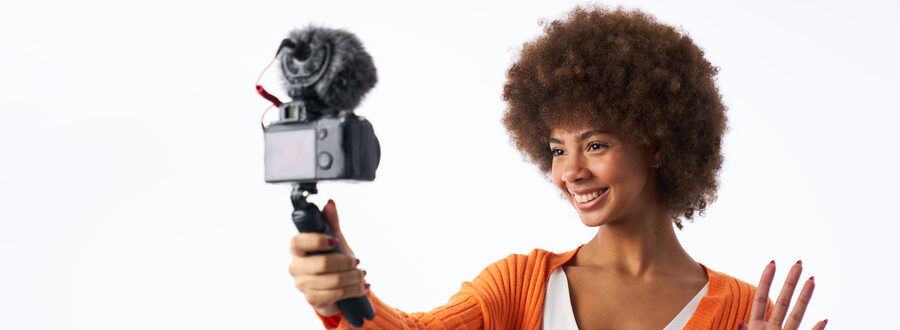 Créatrice qui filme au micro et à la caméra dans un studio clair