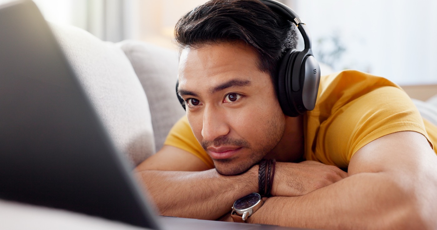Créateur en pleine formation, casque sur les oreilles devant son ordinateur